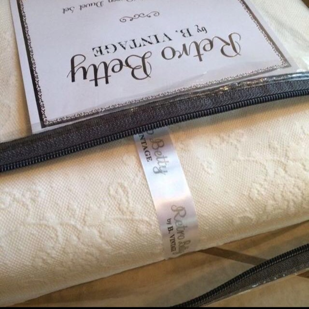 Retro Betty NEW Queen/Full Lace Duvet Set